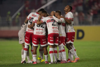Com um jogador a menos, CRB supera o CSA por 2 a 0 e abre vantagem na semifinal do Alagoano