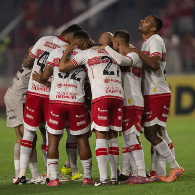 Com um jogador a menos, CRB supera o CSA por 2 a 0 e abre vantagem na semifinal do Alagoano