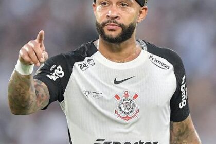 Memphis Depay demonstra abertura para estender contrato com o Corinthians