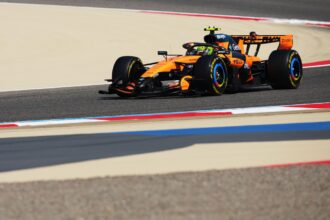 Norris bate recorde nos testes no Bahrein; Ferrari exibe asa móvel e Audi enfrenta falha hidráulica