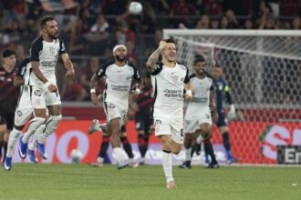 Corinthians segura pressão, supera pênalti perdido pelo Athletico e vence em Curitiba