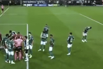 Andreas Pereira fica livre de julgamento por danificar marca do pênalti em Corinthians x Palmeiras