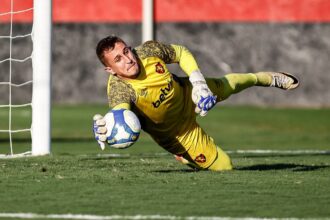 Técnico do Sport sai em defesa do goleiro Halls após vaias na semifinal do Pernambucano