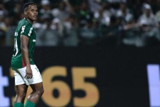 Jhon Arias reencontra Fluminense pela primeira vez após acerto com o Palmeiras