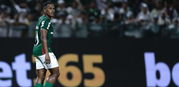 Jhon Arias reencontra Fluminense pela primeira vez após acerto com o Palmeiras