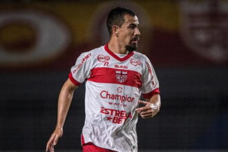Botafogo-PB acerta com zagueiro Saimon e oficializa mais dois reforços