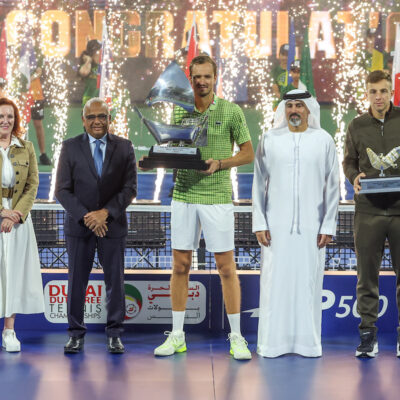 Medvedev fatura segundo troféu em Dubai após desistência de Griekspoor