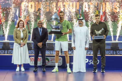 Medvedev fatura segundo troféu em Dubai após desistência de Griekspoor