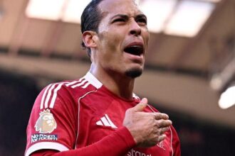 Liverpool domina bolas paradas, faz 5 a 2 no West Ham e encosta no G4 da Premier League