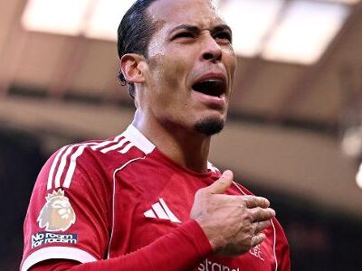 Liverpool domina bolas paradas, faz 5 a 2 no West Ham e encosta no G4 da Premier League