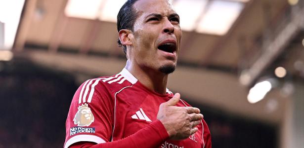 Liverpool domina bolas paradas, faz 5 a 2 no West Ham e encosta no G4 da Premier League