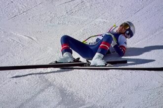Drama em Cortina d’Ampezzo: Mikaela Shiffrin sofre queda terrível e é retirada de helicóptero