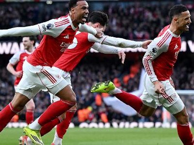 Arsenal supera Chelsea em escanteios, faz 2 a 1 e preserva vantagem sobre o City
