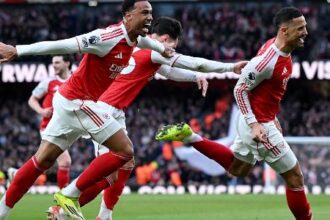 Arsenal vence Chelsea por 2 a 1 e mantém vantagem de cinco pontos sobre o Manchester City