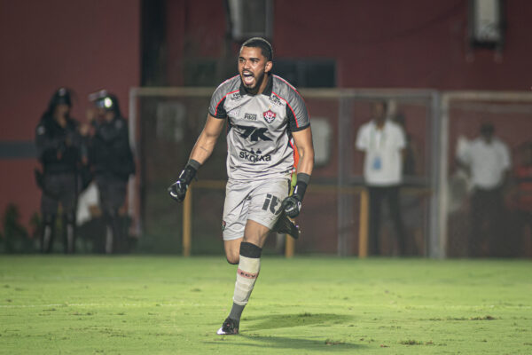 Marinho converte pênalti decisivo e credita classificação do Vitória a Lucas Arcanjo
