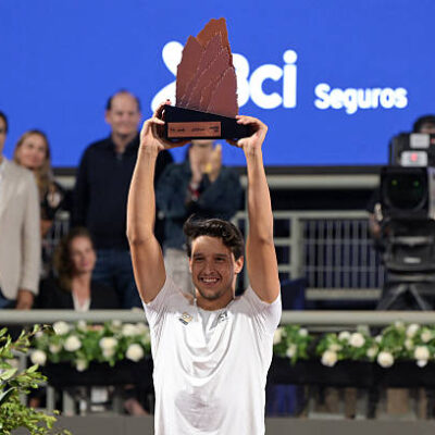 Luciano Darderi vence Hanfmann e leva o ATP 250 de Santiago, seu quinto troféu no saibro