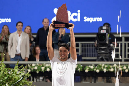 Luciano Darderi vence Hanfmann e leva o ATP 250 de Santiago, seu quinto troféu no saibro