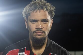Atacante Pedro Henrique fratura o braço em treino e segue sem previsão de estreia pelo Vitória