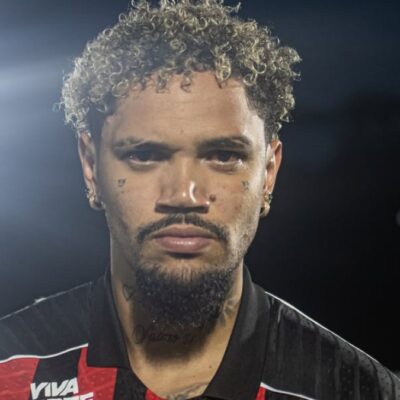 Atacante Pedro Henrique fratura o braço em treino e segue sem previsão de estreia pelo Vitória