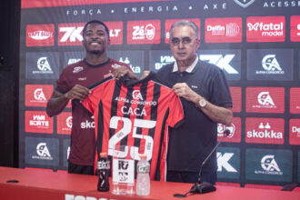 Vitória apresenta zagueiro Cacá, emprestado pelo Corinthians até dezembro