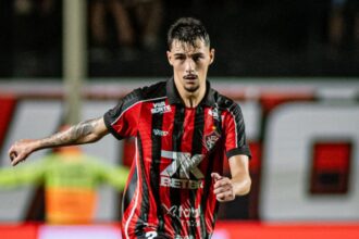 Vitória confirma permanência de Claudinho após tentativa de acerto com o Sport não avançar