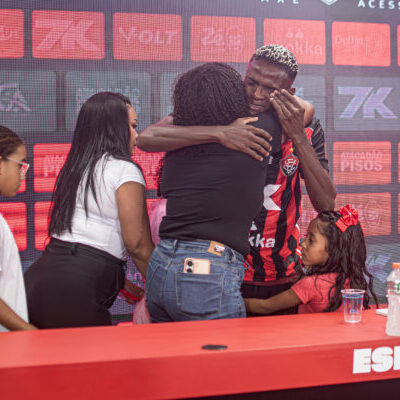 Anderson Pato é apresentado no Vitória e relata trajetória de superação até chegar ao clube do coração