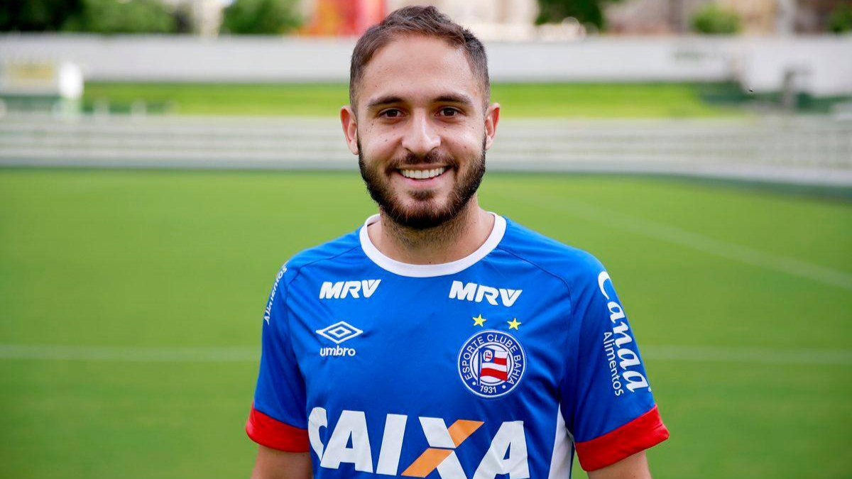 Santa Cruz oficializa chegada do meia Régis, de 33 anos