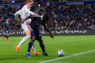 Lyon empata nos acréscimos com Paris FC e amplia jejum de vitórias; Endrick sai do banco