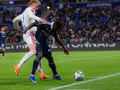 Lyon empata nos acréscimos com Paris FC e amplia jejum de vitórias; Endrick sai do banco