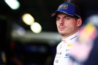 Verstappen cobra FIA e F1 por mudanças nas regras de 2026 após críticas de pilotos