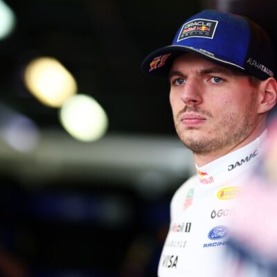 Verstappen cobra FIA e F1 por mudanças nas regras de 2026 após críticas de pilotos