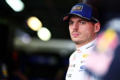 Verstappen cobra FIA e F1 por mudanças nas regras de 2026 após críticas de pilotos