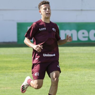 Santa Cruz apresenta proposta para contratar o atacante Jhoninha, do Velo Clube