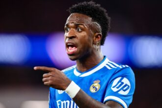 Hazard diz temer que Vinicius Jr. abandone futebol aos 30 anos devido à pressão e ao racismo
