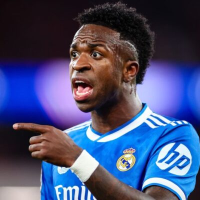 Hazard diz temer que Vinicius Jr. abandone futebol aos 30 anos devido à pressão e ao racismo