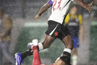 Vasco reage no segundo tempo, vence o Palmeiras e deixa a zona de rebaixamento