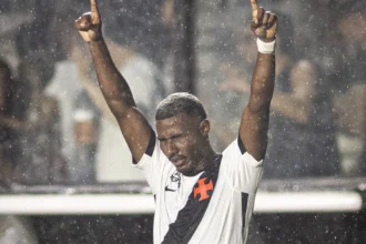 Vasco vira sobre o Palmeiras na estreia de Renato Gaúcho e deixa a zona de rebaixamento
