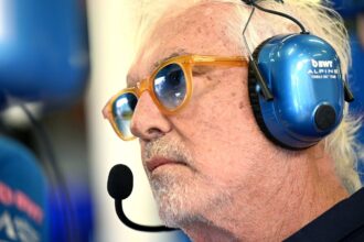 Mercedes negocia compra de 24% da Alpine, confirma Flavio Briatore