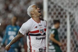 São Paulo supera Chapecoense e assume a liderança isolada da Série A
