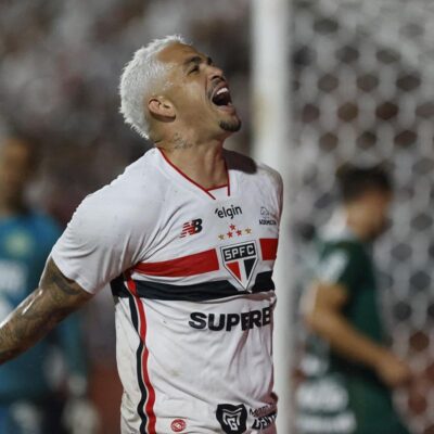 São Paulo supera Chapecoense e assume a liderança isolada da Série A