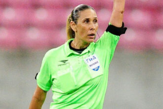 Árbitra Déborah Cecília é suspensa por 180 dias após atraso em Botafogo x Flamengo pelo Brasileiro Feminino