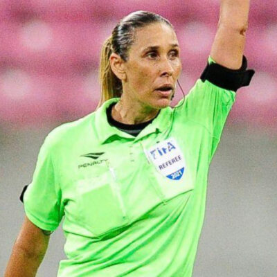 Árbitra Déborah Cecília é suspensa por 180 dias após atraso em Botafogo x Flamengo pelo Brasileiro Feminino
