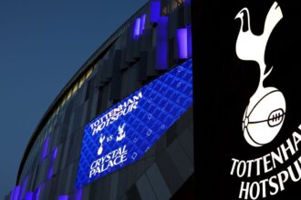 Crise faz Tottenham ameaçar perder patrocinador histórico antes de encarar o Liverpool; partida será exibida no Disney+