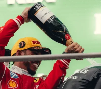 Hamilton comemora primeiro pódio pela Ferrari no GP da China