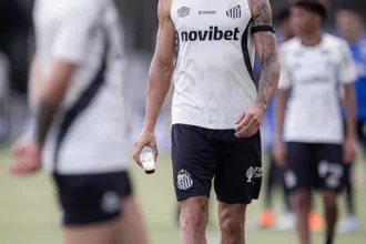 Lucas Veríssimo volta a ser opção e é relacionado para Santos x Corinthians pelo Brasileirão
