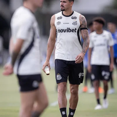 Lucas Veríssimo volta a ser opção e é relacionado para Santos x Corinthians pelo Brasileirão
