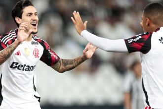 Flamengo vence Botafogo por 3 a 0 e mantém rival no Z-4 do Brasileirão