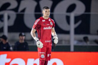 Goleiro Gabriel Brazão comenta propostas, evolução de Neymar e pressão antes de Santos x Corinthians