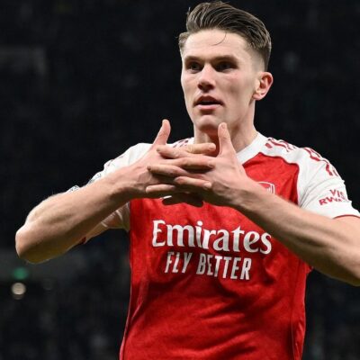 Arsenal marca nos acréscimos, derrota Everton e dispara na ponta da Premier League