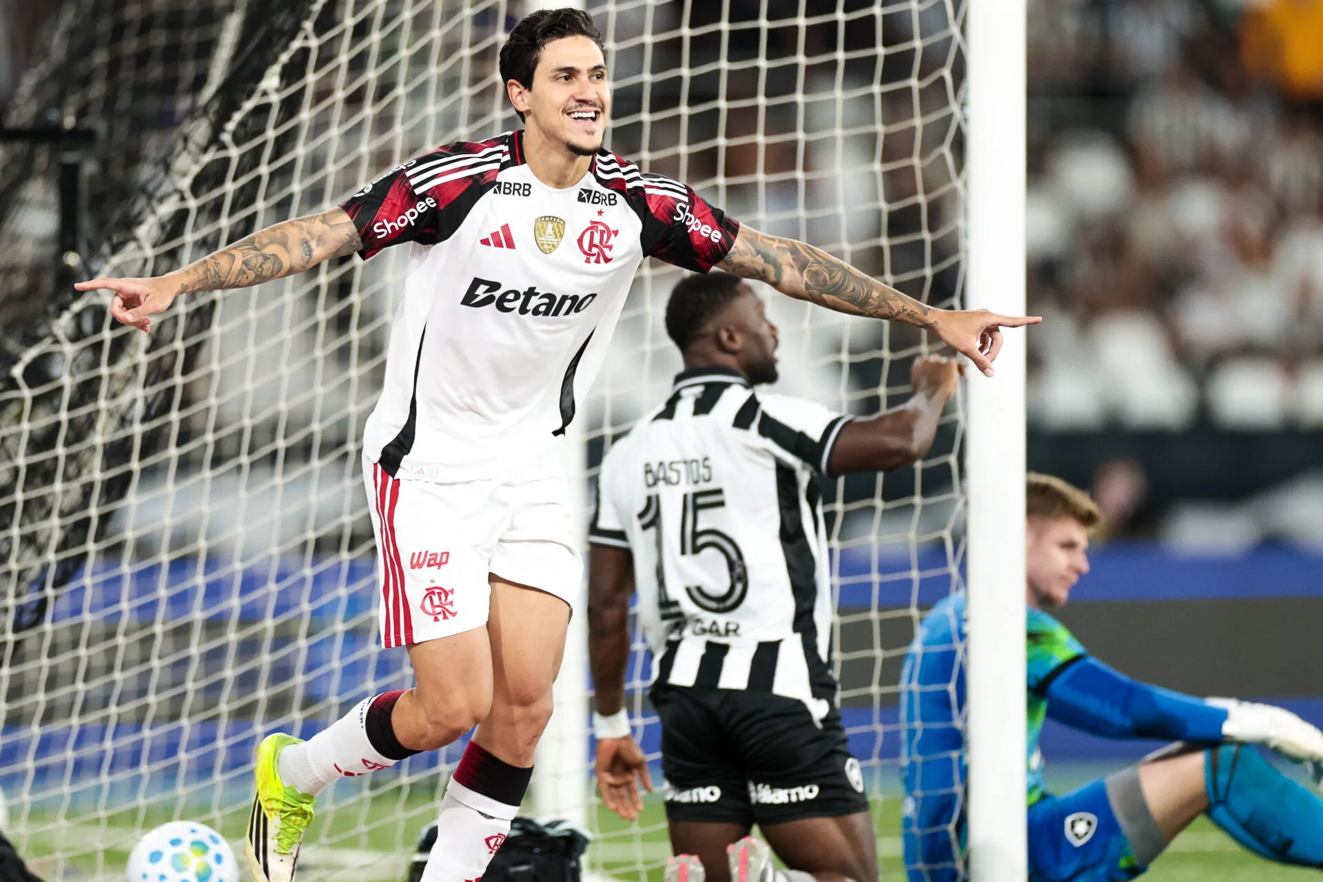 Flamengo domina, faz 3 a 0 no Botafogo e sobe na tabela do Brasileirão - Imagem do artigo